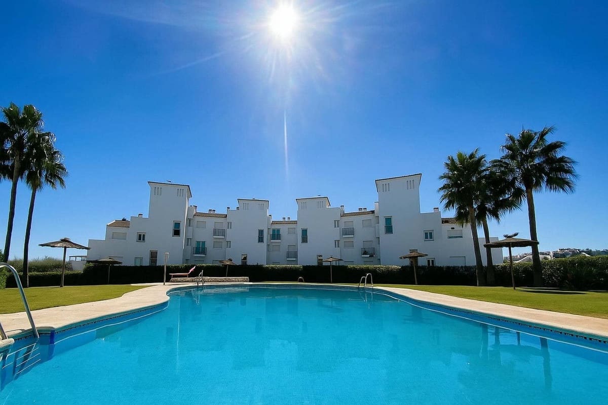 2 soveværelse Lejlighed til salg i La Duquesa / Puerto de la Duquesa med swimmingpool - € 245.000 (Ref: 9357582)