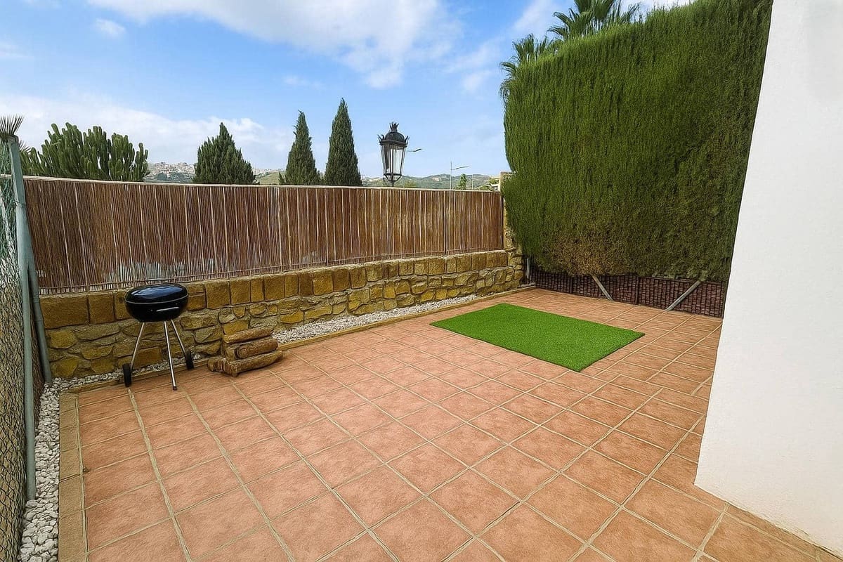 2 soveværelse Lejlighed til salg i La Duquesa / Puerto de la Duquesa med swimmingpool - € 245.000 (Ref: 9357582)