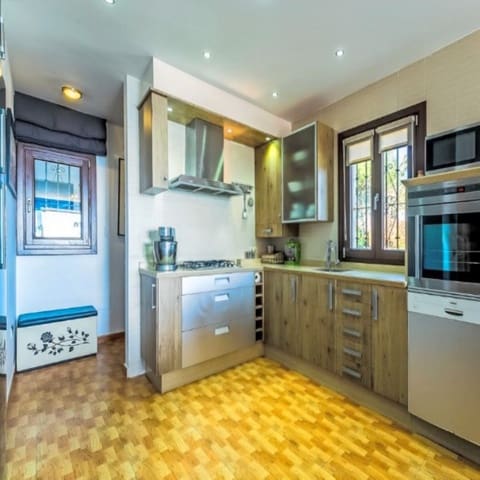 2 makuuhuone Huoneisto myytävänä paikassa Buenas Noches, Estepona mukana uima-altaan 
autotalli - 259 000 € (Ref: 9357699)