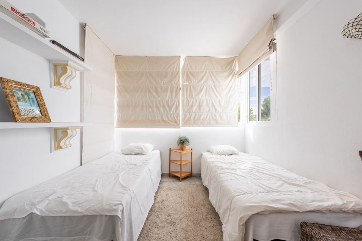 2 bedroom Apartment for sale in Estepona with pool garage - € 395,000 (Ref: 9399654)