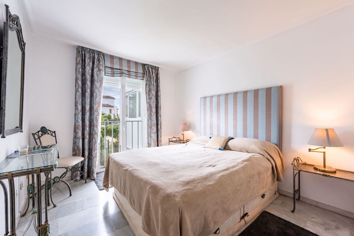 2 bedroom Apartment for sale in Estepona with pool garage - € 395,000 (Ref: 9399654)