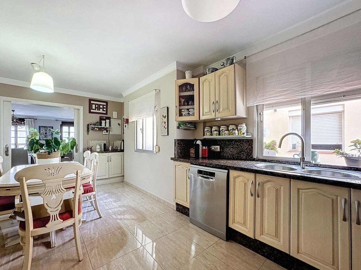 5 makuuhuone Omakotitalo myytävänä paikassa Estepona - 565 000 € (Ref: 9401965)