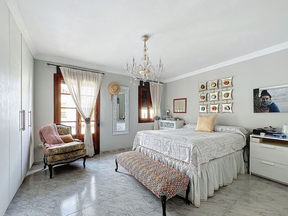 5 makuuhuone Omakotitalo myytävänä paikassa Estepona - 565 000 € (Ref: 9401965)