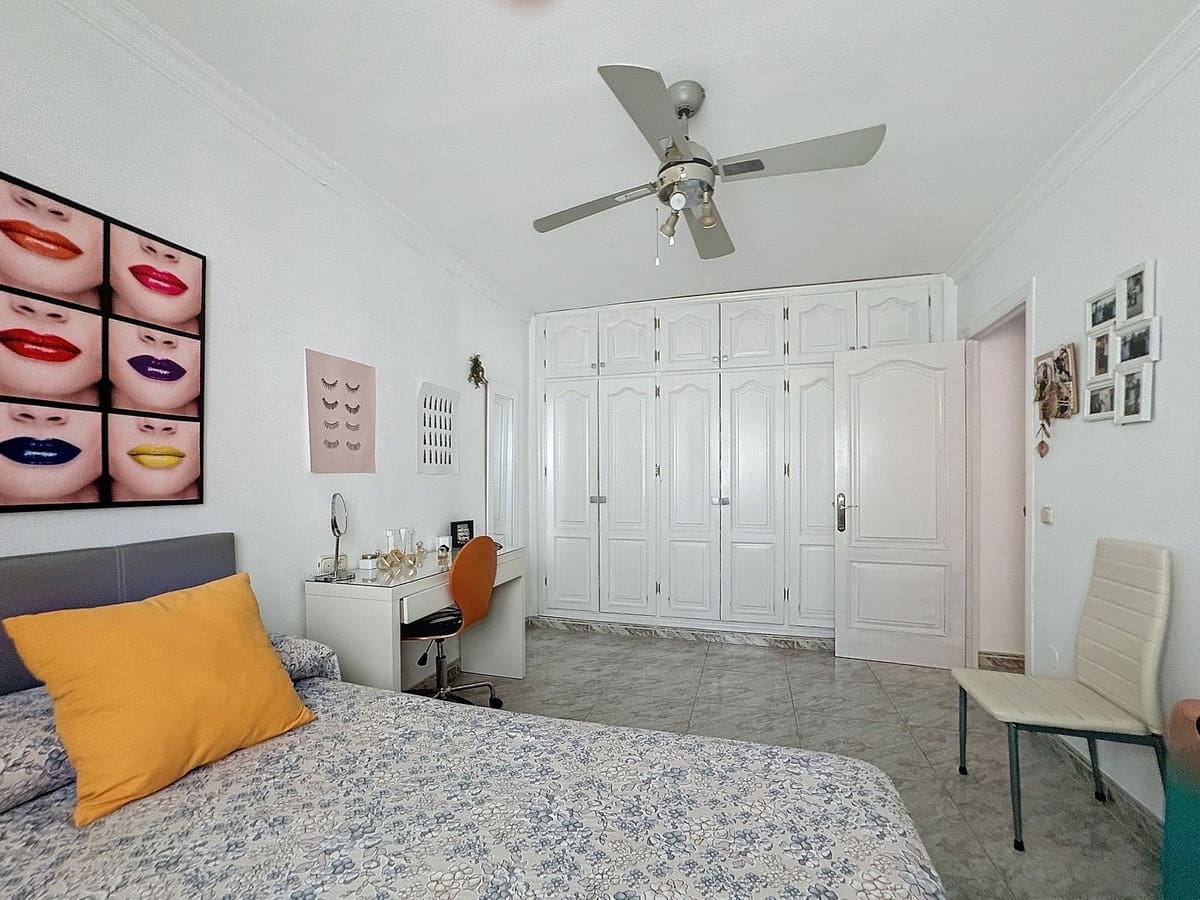 5 makuuhuone Omakotitalo myytävänä paikassa Estepona - 565 000 € (Ref: 9401965)