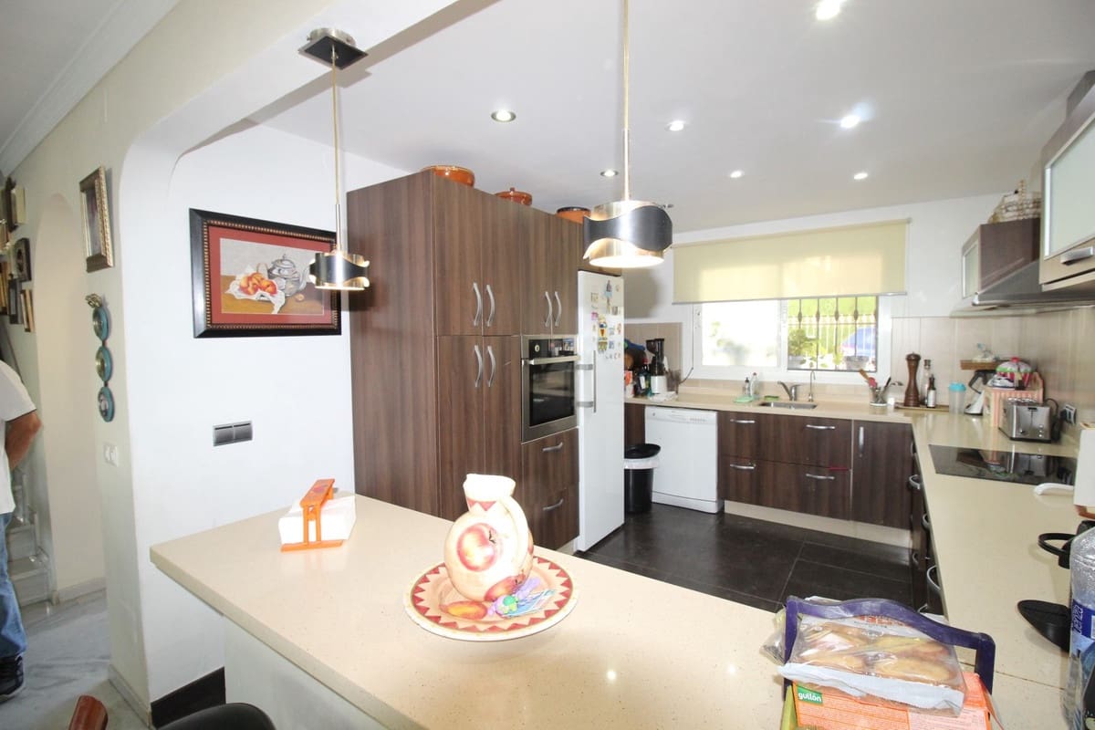 5 Zimmer Haus zu verkaufen in Estepona mit Pool Garage - 550.000 € (Ref: 9401966)