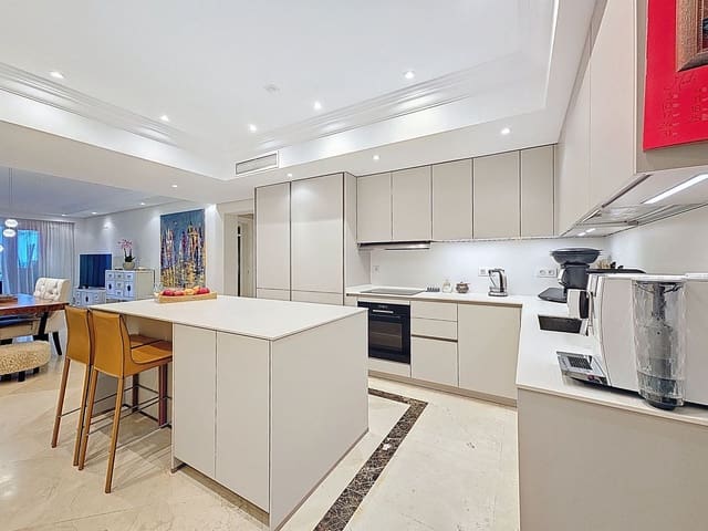 3 quarto Apartamento para venda em Estepona com piscina garagem - 1 200 000 € (Ref: 9410054)