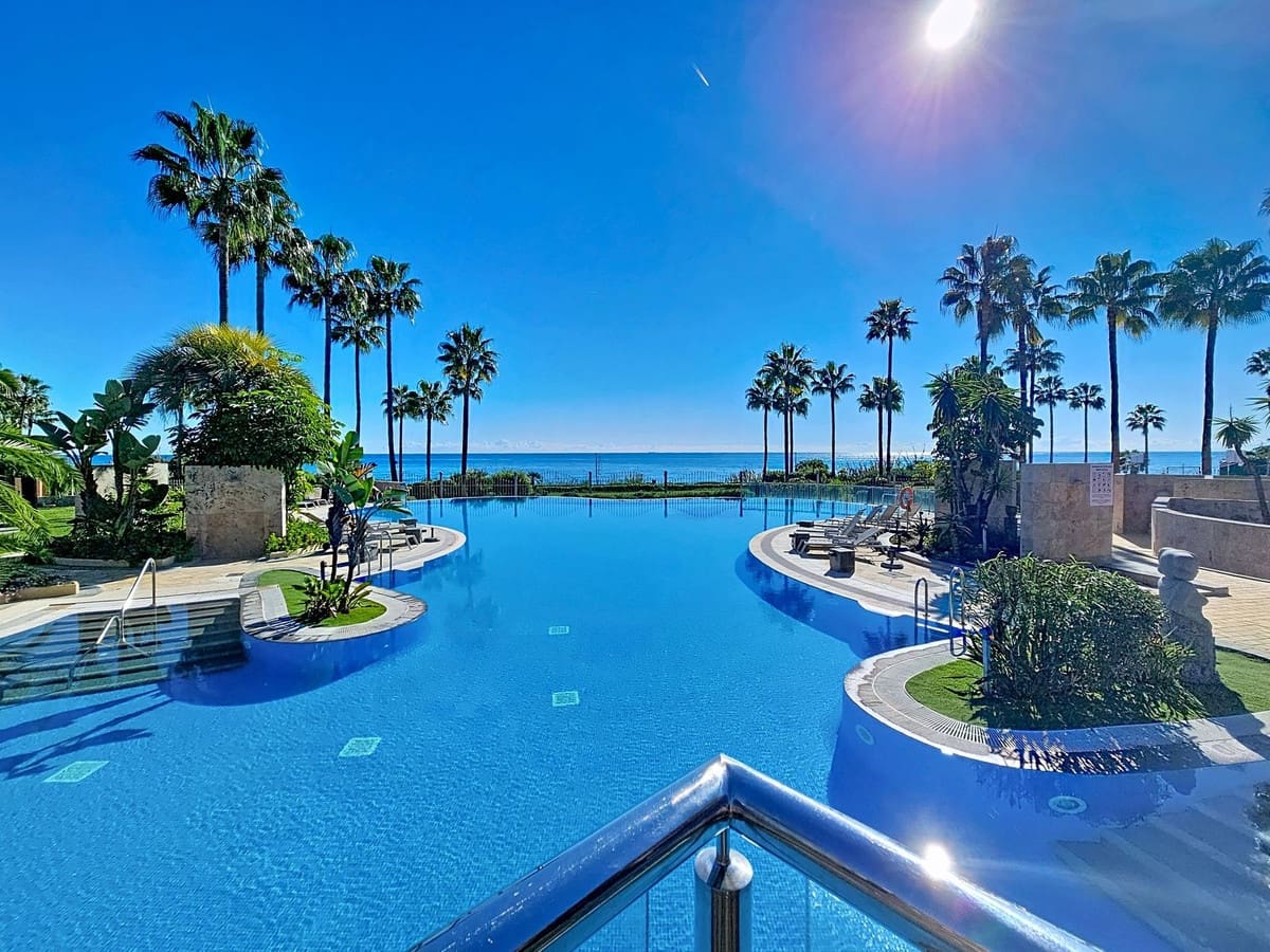 3 quarto Apartamento para venda em Estepona com piscina garagem - 1 200 000 € (Ref: 9410054)