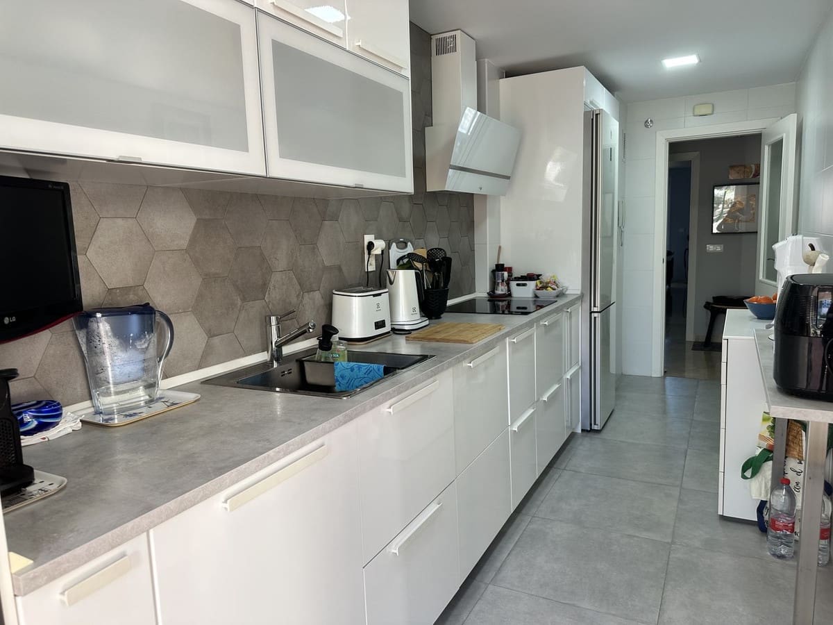 2 soveværelse Lejlighed til salg i La Duquesa / Puerto de la Duquesa med swimmingpool - € 315.000 (Ref: 9415080)