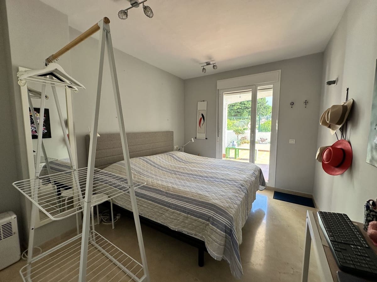 2 soveværelse Lejlighed til salg i La Duquesa / Puerto de la Duquesa med swimmingpool - € 315.000 (Ref: 9415080)