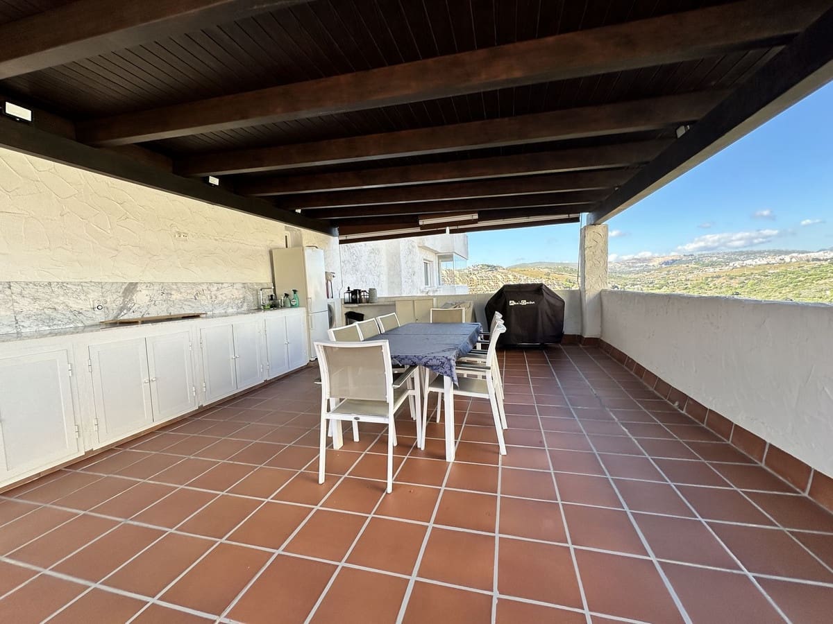 2 soveværelse Lejlighed til salg i La Duquesa / Puerto de la Duquesa med swimmingpool - € 315.000 (Ref: 9415080)