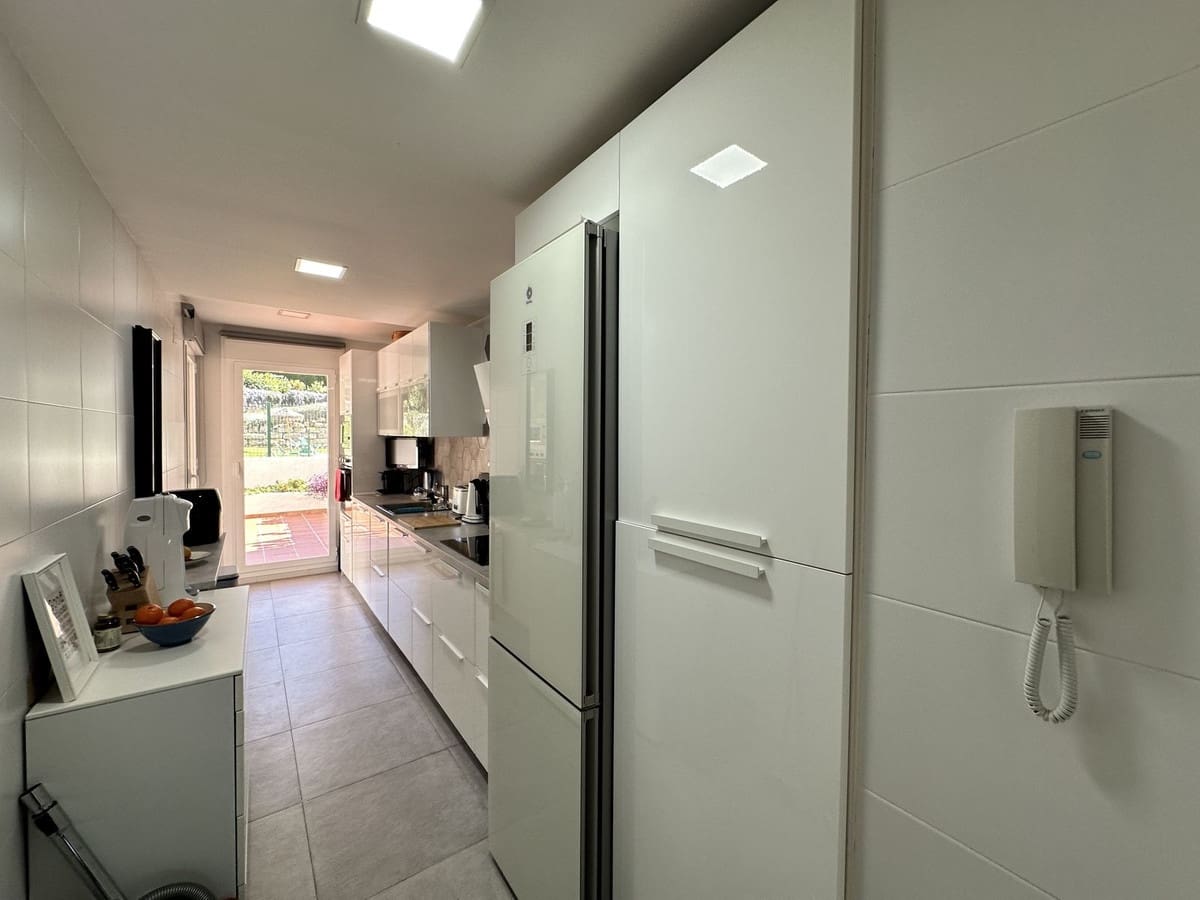 2 soveværelse Lejlighed til salg i La Duquesa / Puerto de la Duquesa med swimmingpool - € 315.000 (Ref: 9415080)