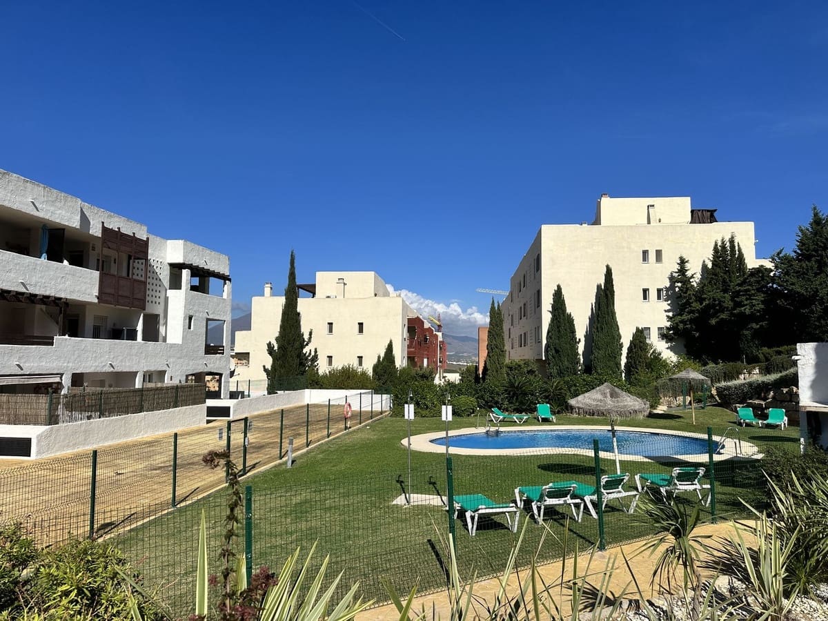 2 soveværelse Lejlighed til salg i La Duquesa / Puerto de la Duquesa med swimmingpool - € 315.000 (Ref: 9415080)