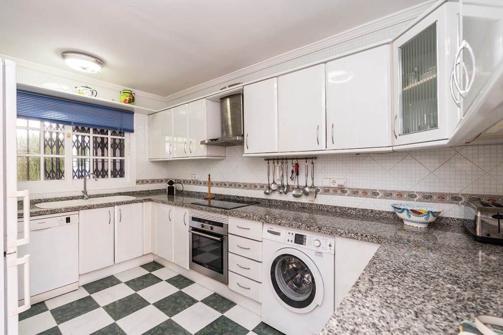 3 makuuhuone Omakotitalo myytävänä paikassa Costabella mukana uima-altaan - 710 000 € (Ref: 9424114)