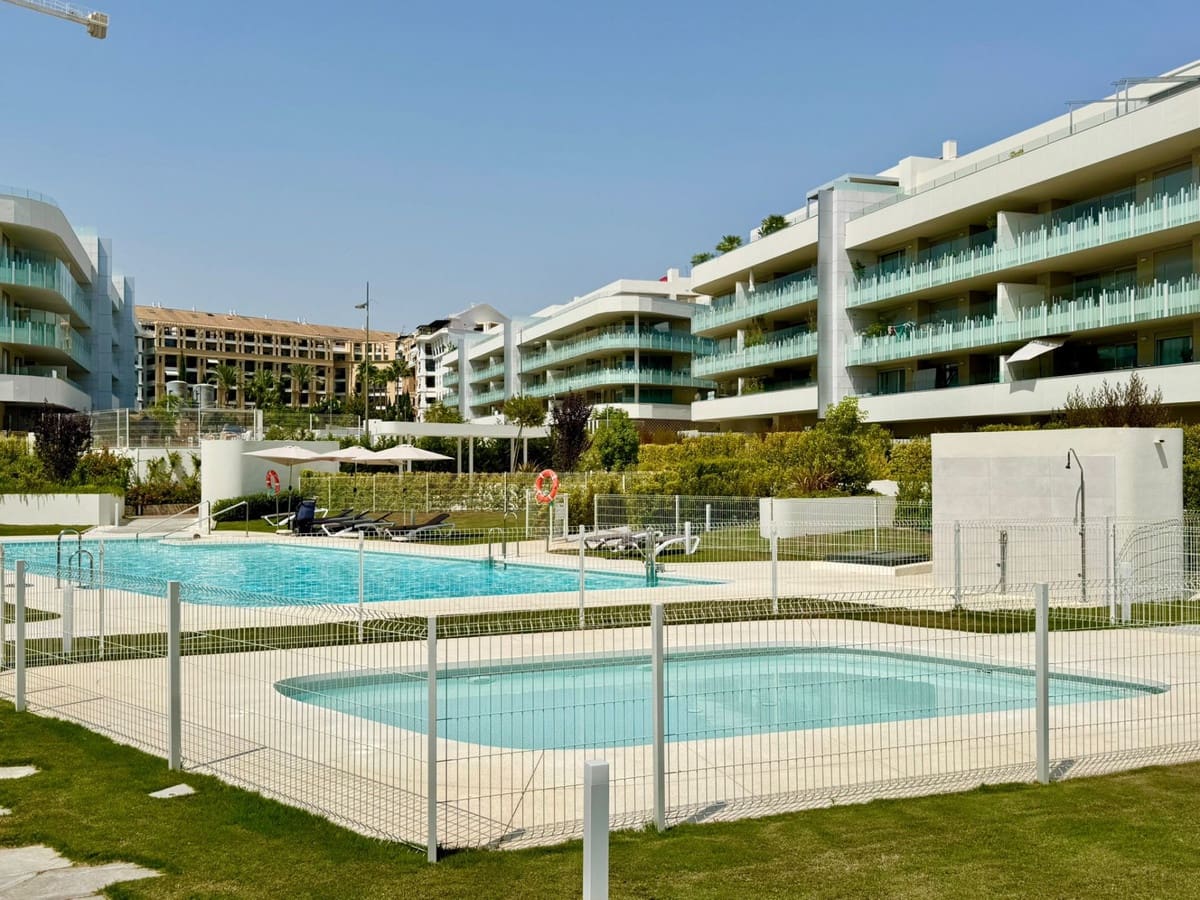 3 bedroom Apartment for sale in San Pedro de Alcantara with pool garage - € 1,150,000 (Ref: 9425374)