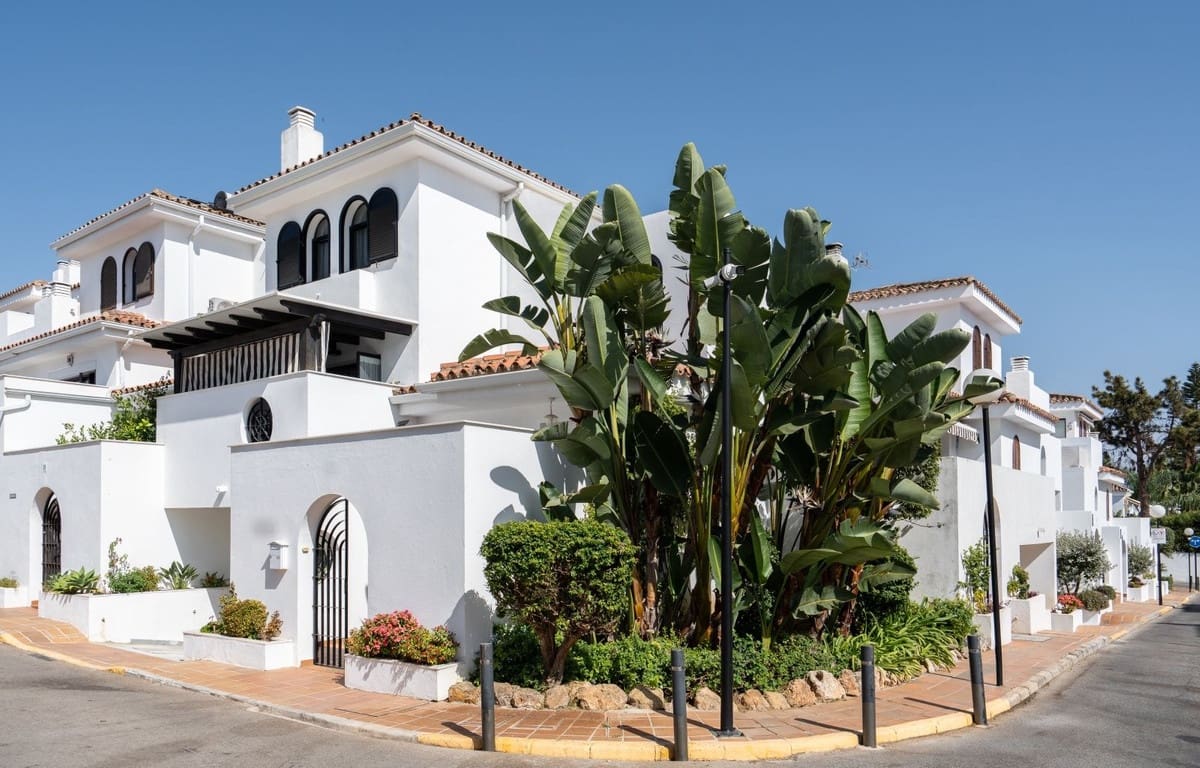 3 bedroom Townhouse for sale in Costalita with pool garage - € 680,000 (Ref: 9425385)