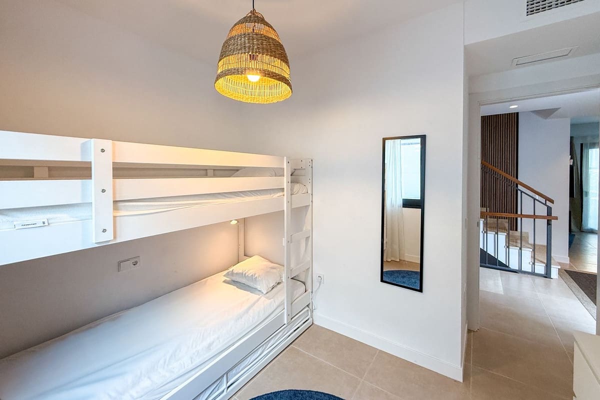 3 soverom Hus til salgs i El Paraiso med svømmebasseng garasje - € 570 000 (Ref: 9425386)