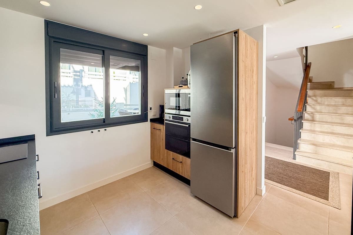 3 soverom Hus til salgs i El Paraiso med svømmebasseng garasje - € 570 000 (Ref: 9425386)