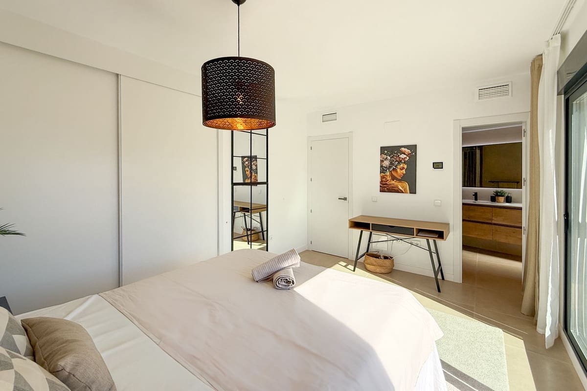 3 soverom Hus til salgs i El Paraiso med svømmebasseng garasje - € 570 000 (Ref: 9425386)