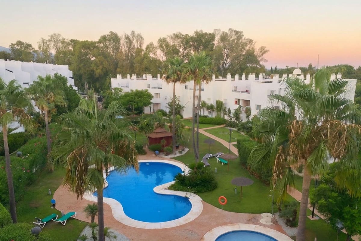 2 soverom Leilighet til salgs i Guadalmina med svømmebasseng garasje - € 399 000 (Ref: 9425420)