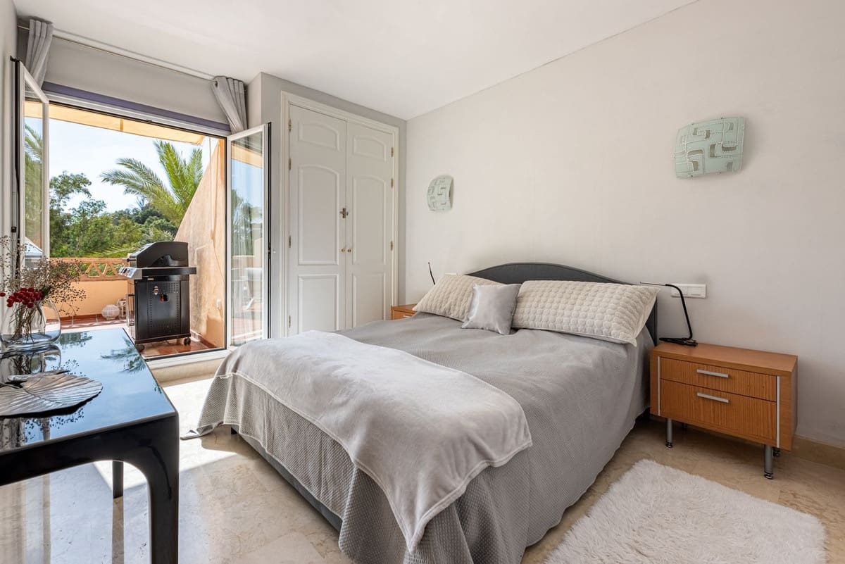 2 bedroom Apartment for sale in Elviria with pool garage - € 359,000 (Ref: 9428242)