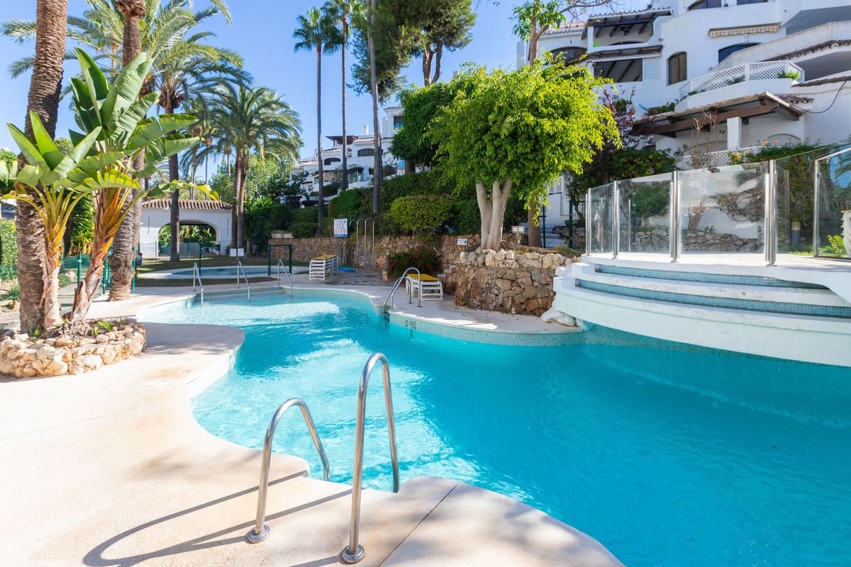 2 soveværelse Lejlighed til salg i Elviria med swimmingpool - € 395.000 (Ref: 9432488)