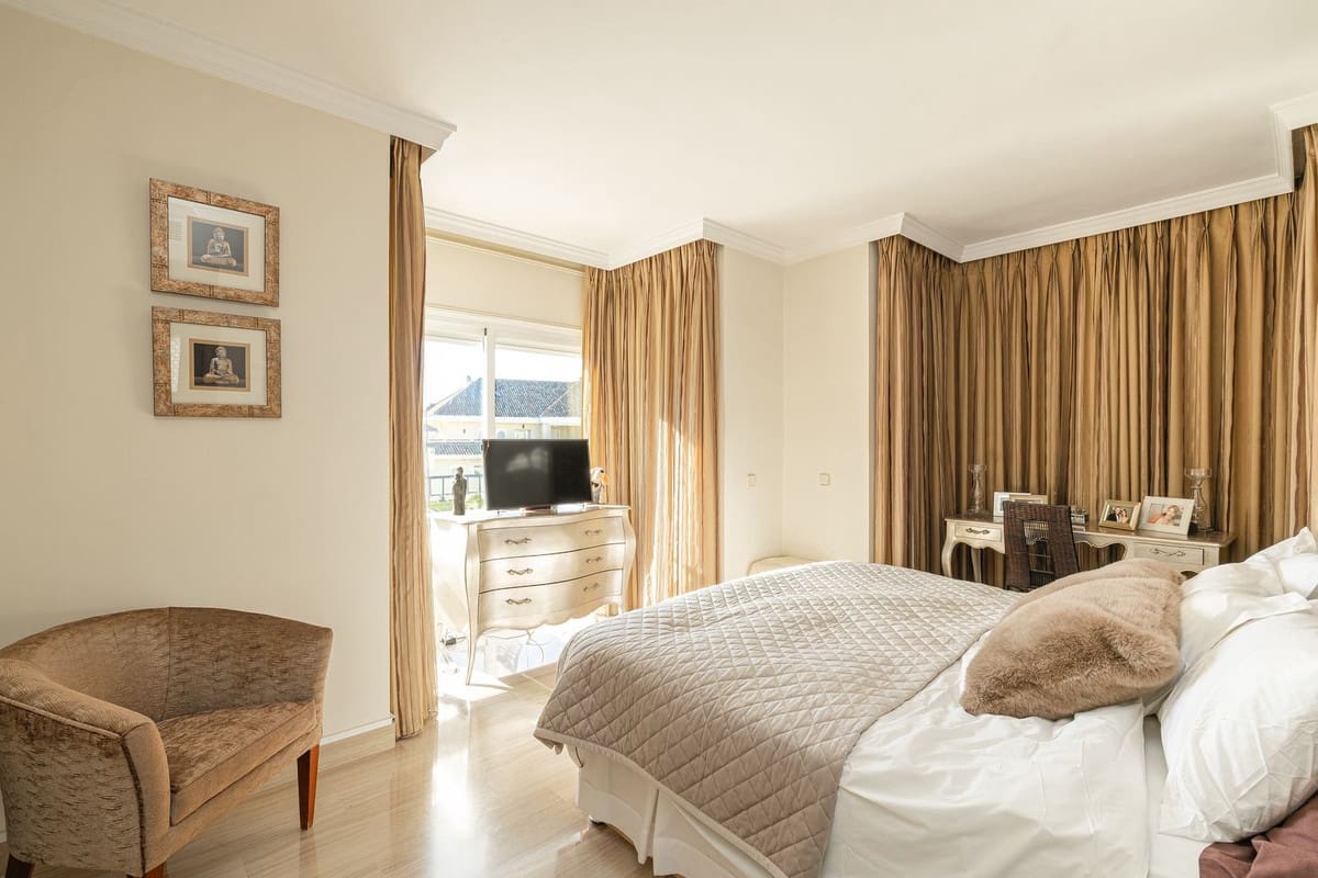 3 soverom Penthouse til salgs i Elviria med svømmebasseng garasje - € 1 250 000 (Ref: 9436117)