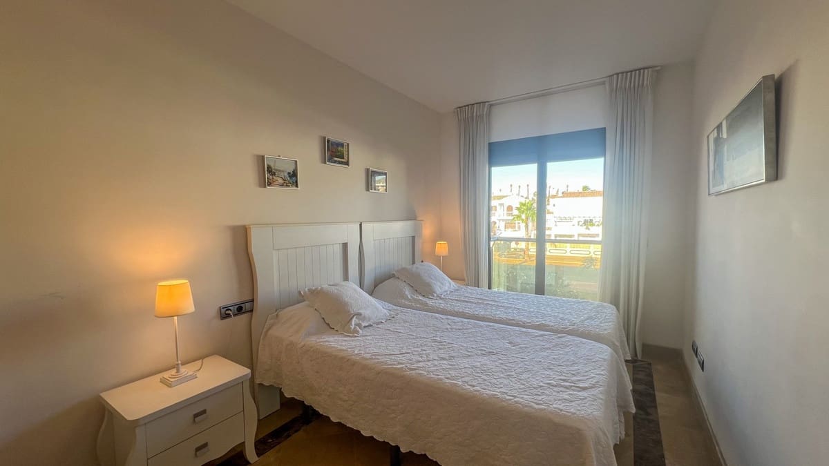 2 soveværelse Lejlighed til salg i La Duquesa / Puerto de la Duquesa med swimmingpool - € 380.000 (Ref: 9438368)