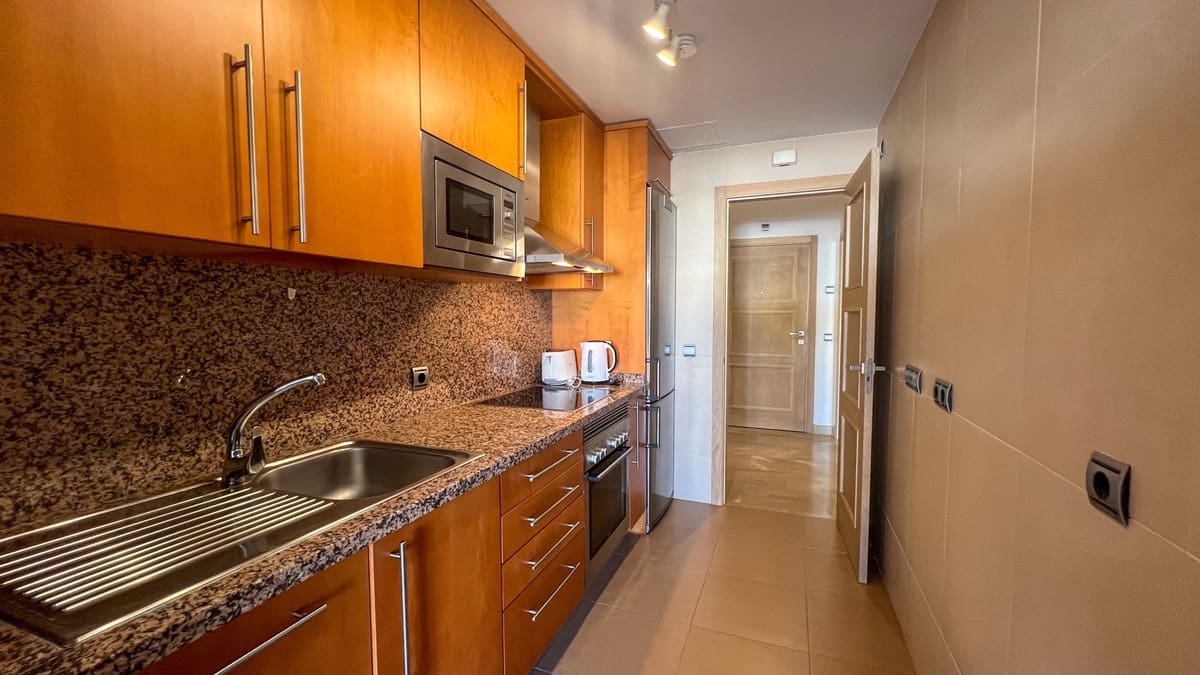 2 soveværelse Lejlighed til salg i La Duquesa / Puerto de la Duquesa med swimmingpool - € 380.000 (Ref: 9438368)