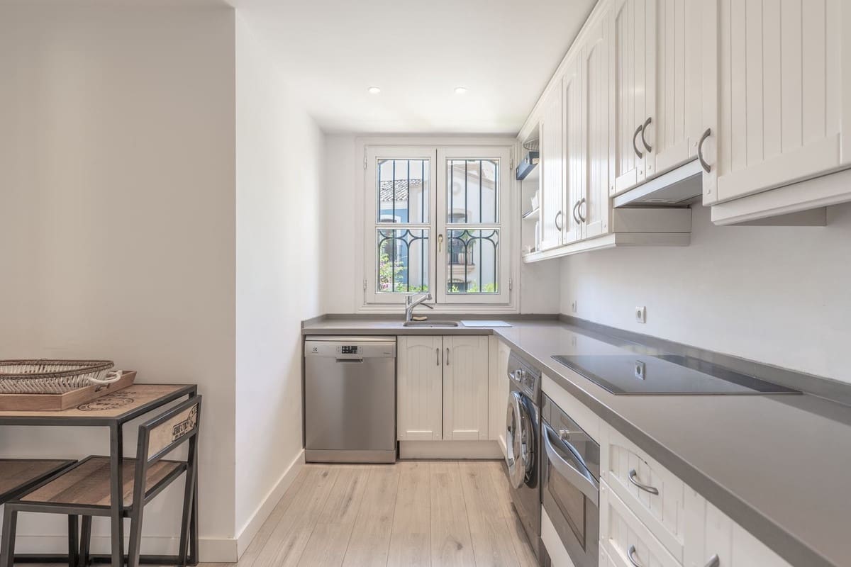 5 chambre Maison de Ville à vendre à Guadalmina avec piscine garage - 899 000 € (Ref: 9450046)