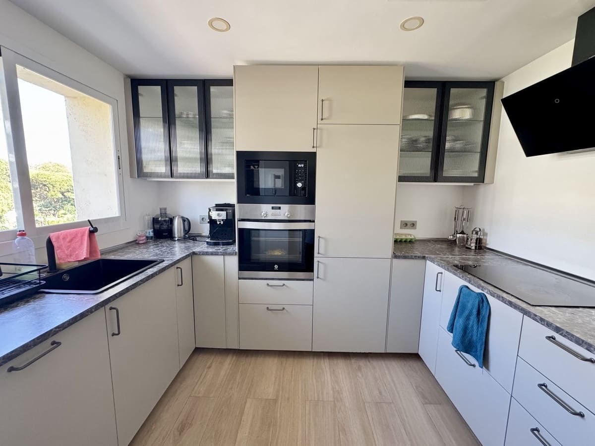 3 soveværelse Lejlighed til salg i Elviria med swimmingpool garage - € 849.000 (Ref: 9450047)