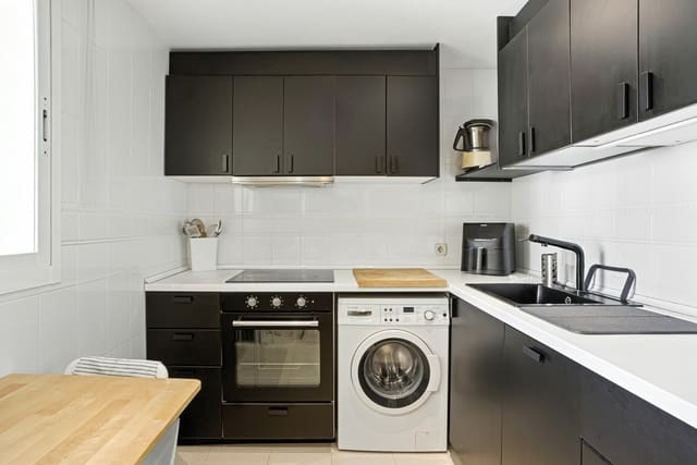 2 soveværelse Lejlighed til salg i Elviria, Marbella med swimmingpool - € 750.000 (Ref: 9450048)