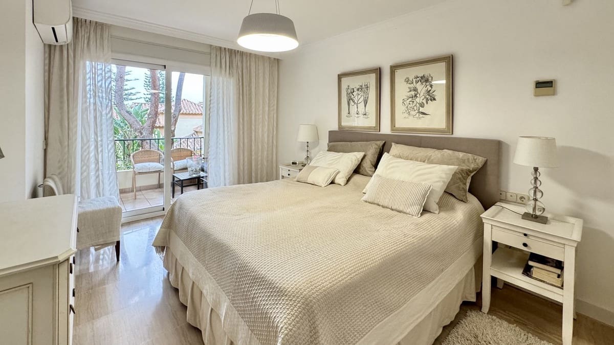 2 soveværelse Lejlighed til salg i Elviria med swimmingpool garage - € 720.000 (Ref: 9450049)