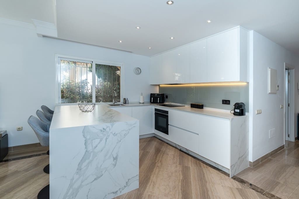 3 soveværelse Lejlighed til salg i Elviria med swimmingpool - € 675.000 (Ref: 9450050)