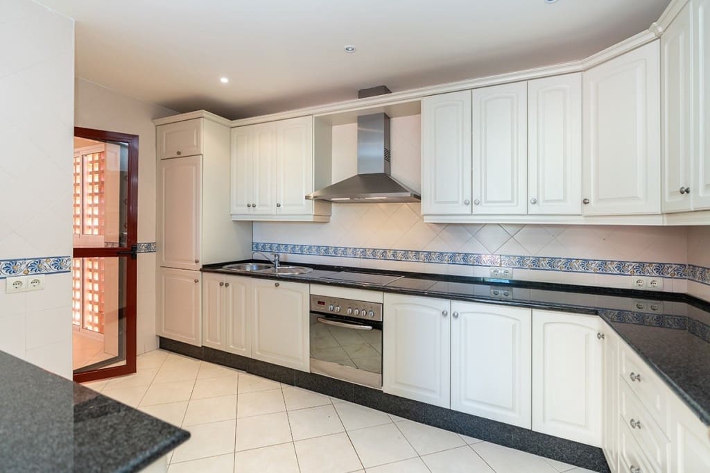 3 Zimmer Penthouse zu verkaufen in Marbella mit Pool - 640.000 € (Ref: 9451477)