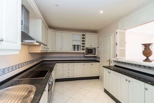 3 Zimmer Penthouse zu verkaufen in Marbella mit Pool - 640.000 € (Ref: 9451477)