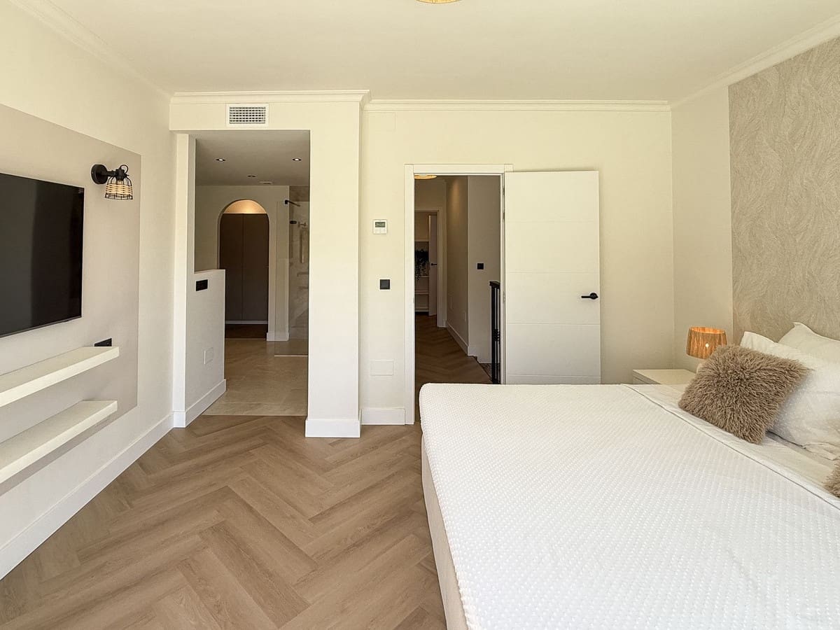 3 makuuhuone Huvila myytävänä paikassa La Cala de Mijas mukana uima-altaan 
autotalli - 1 095 000 € (Ref: 9452931)