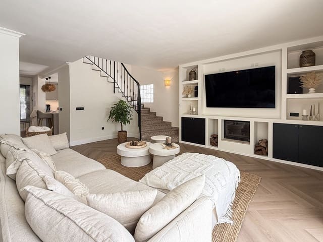 3 makuuhuone Huvila myytävänä paikassa La Cala de Mijas, Mijas mukana uima-altaan 
autotalli - 1 095 000 € (Ref: 9452931)