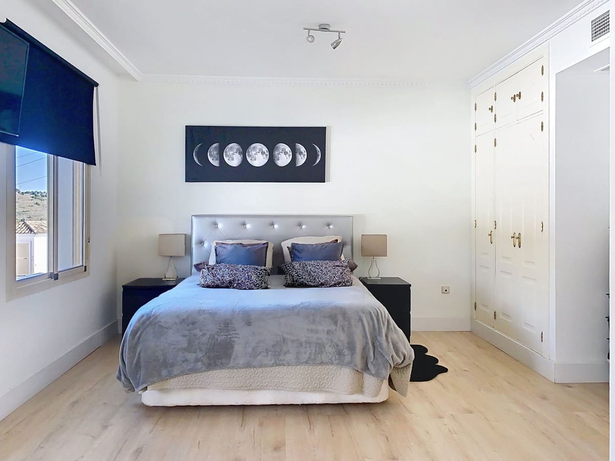 2 bedroom Townhouse for sale in Estepona with pool garage - € 777,000 (Ref: 9471556)