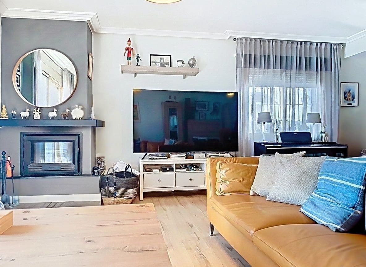 2 bedroom Townhouse for sale in Estepona with pool garage - € 777,000 (Ref: 9471556)