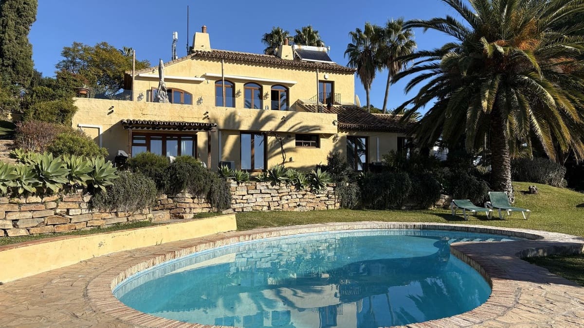 5 makuuhuone Huvila myytävänä paikassa Estepona mukana uima-altaan 
autotalli - 1 900 000 € (Ref: 9471698)