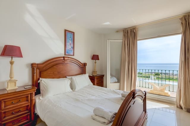 4 quarto Casa em Banda para venda em Estepona com piscina garagem - 795 000 € (Ref: 9474605)