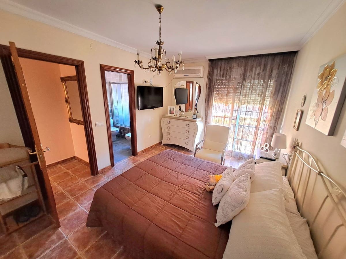 6 bedroom Villa for sale in Mijas Costa with garage - € 765,000 (Ref: 9479462)