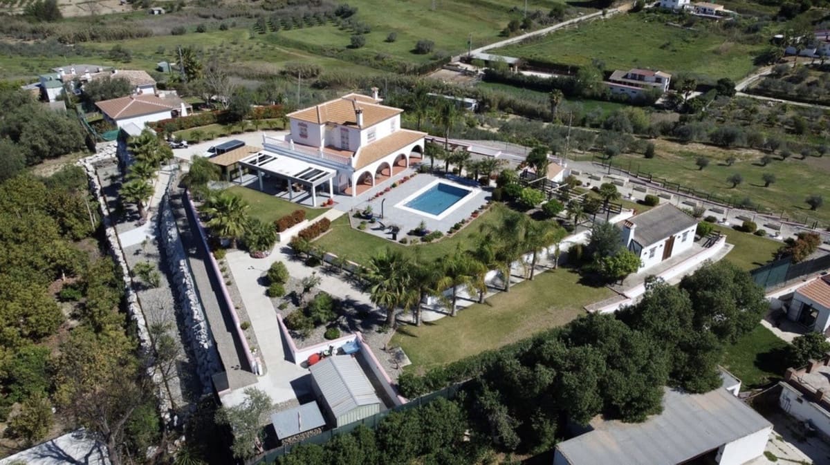 4 bedroom Villa for sale in Alhaurin el Grande with pool garage - € 849,000 (Ref: 9480685)