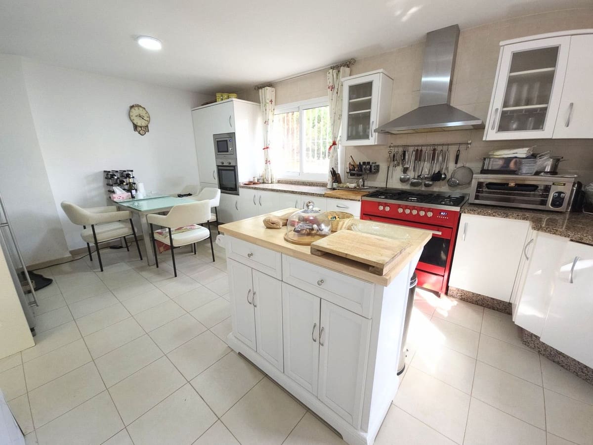 4 bedroom Villa for sale in Riviera del Sol with pool garage - € 795,000 (Ref: 9480686)