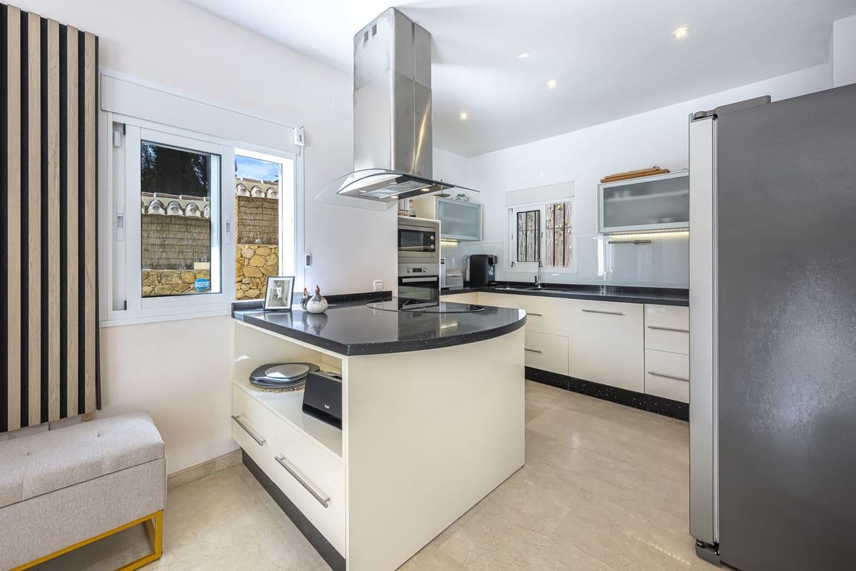 4 chambre Villa/Maison à vendre à Calahonda avec piscine garage - 999 000 € (Ref: 9480770)