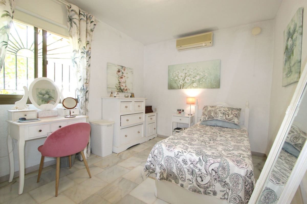 4 makuuhuone Huvila myytävänä paikassa La Capellania mukana uima-altaan 
autotalli - 850 000 € (Ref: 9481331)