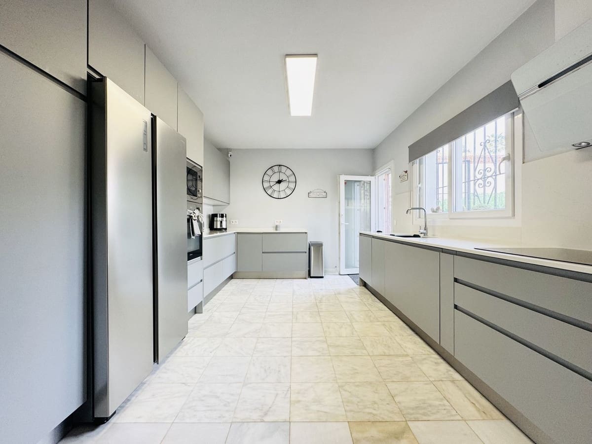 4 soveværelse Villa til salg i La Duquesa / Puerto de la Duquesa med swimmingpool garage - € 860.000 (Ref: 9482242)