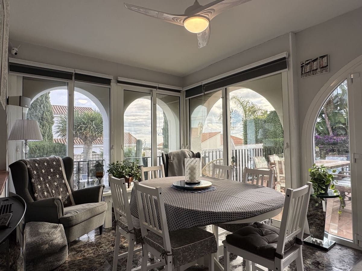 4 soveværelse Villa til salg i La Duquesa / Puerto de la Duquesa med swimmingpool garage - € 860.000 (Ref: 9482242)