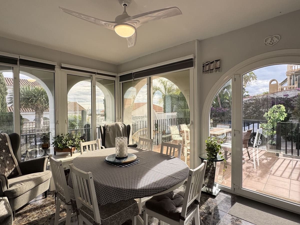 4 soveværelse Villa til salg i La Duquesa / Puerto de la Duquesa med swimmingpool garage - € 860.000 (Ref: 9482242)