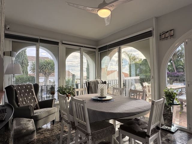 4 soveværelse Villa til salg i La Duquesa / Puerto de la Duquesa, Manilva med swimmingpool garage - € 860.000 (Ref: 9482242)